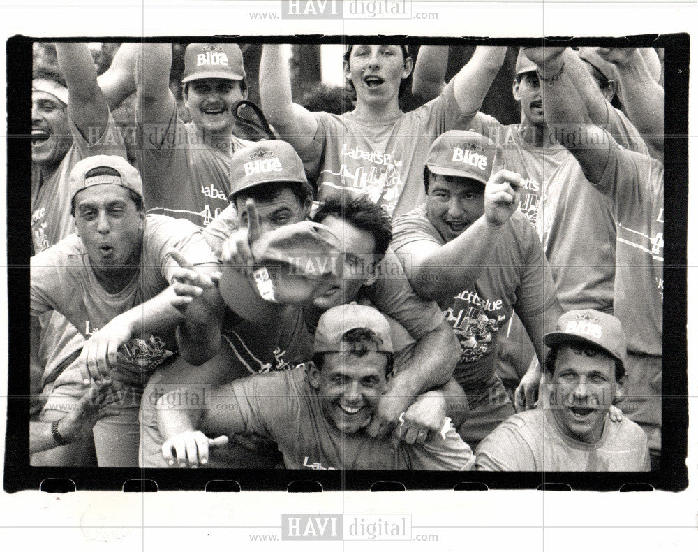 1989 Press Photo Team - Historic Images