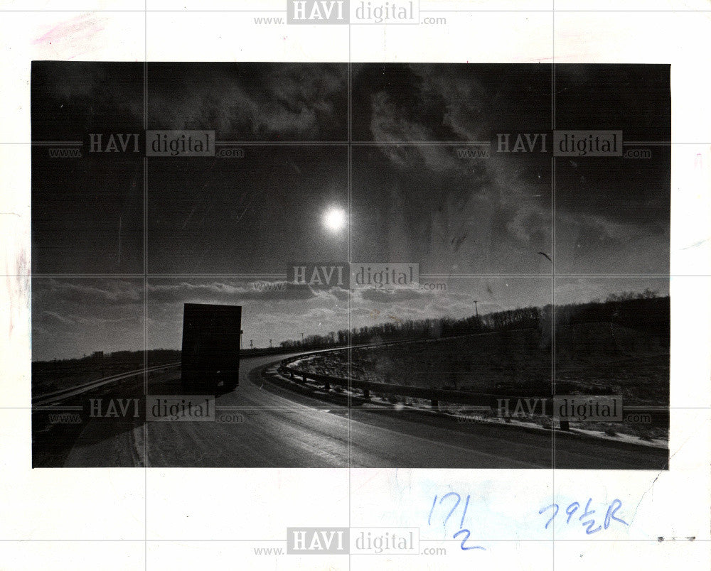 1975 Press Photo Truck, sunset - Historic Images