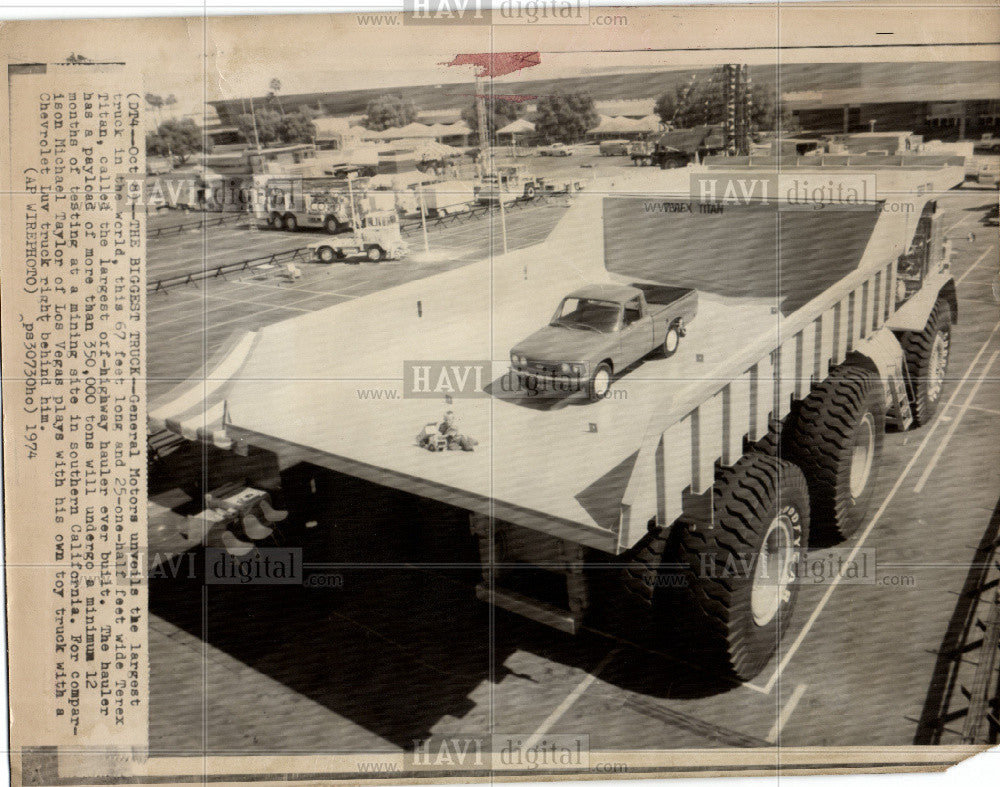 1974 Press Photo General motors unveils largest truck. - Historic Images