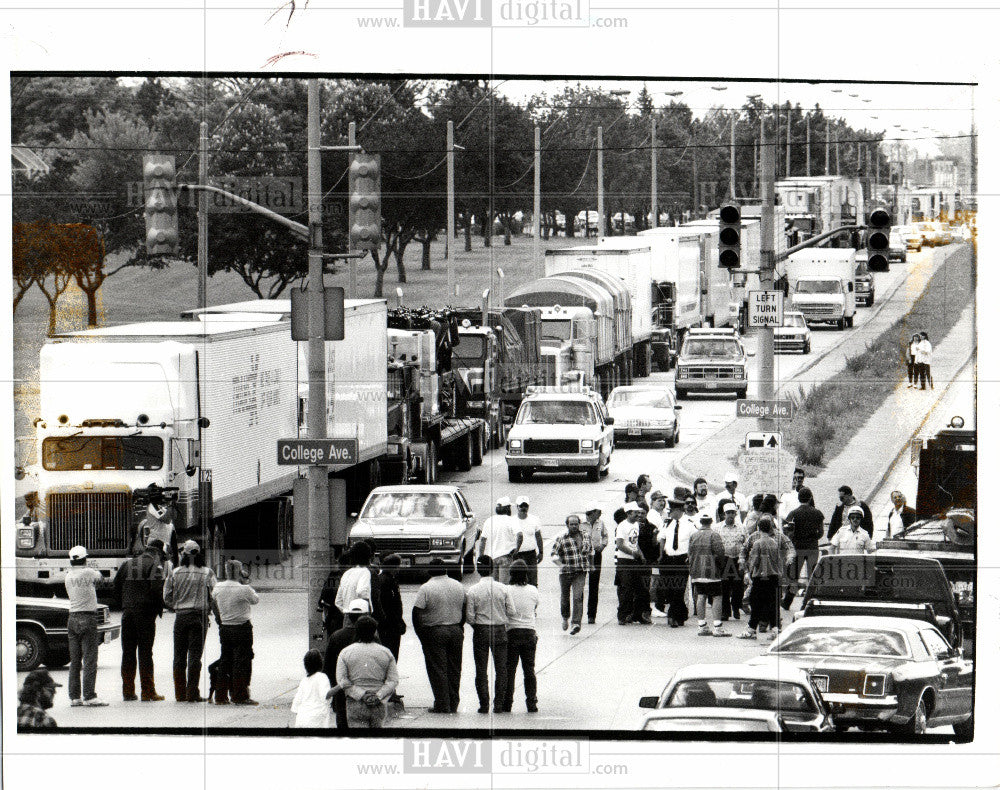 1990 Press Photo College Ave. - Historic Images