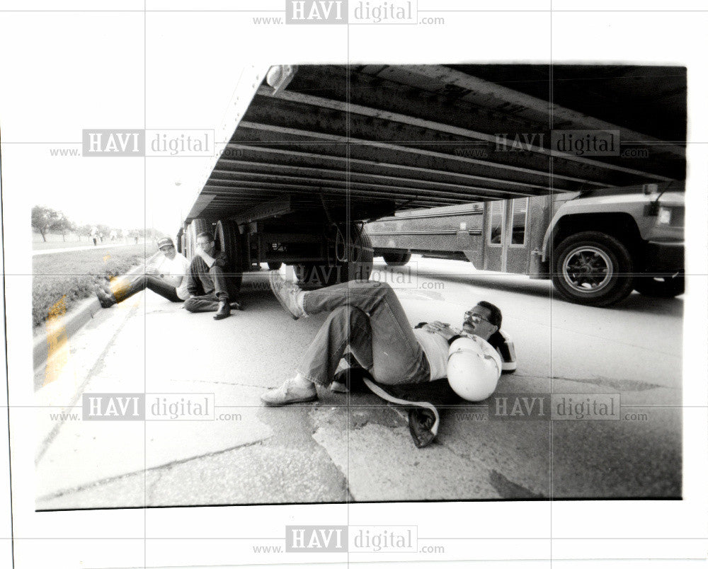 1990 Press Photo Trucks Blockade Demonstration - Historic Images