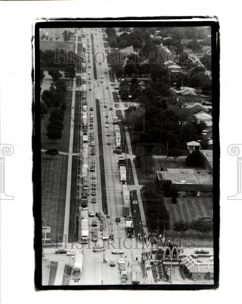 1990 Press Photo Trucks Huron Church Windsor Blockade - Historic Images