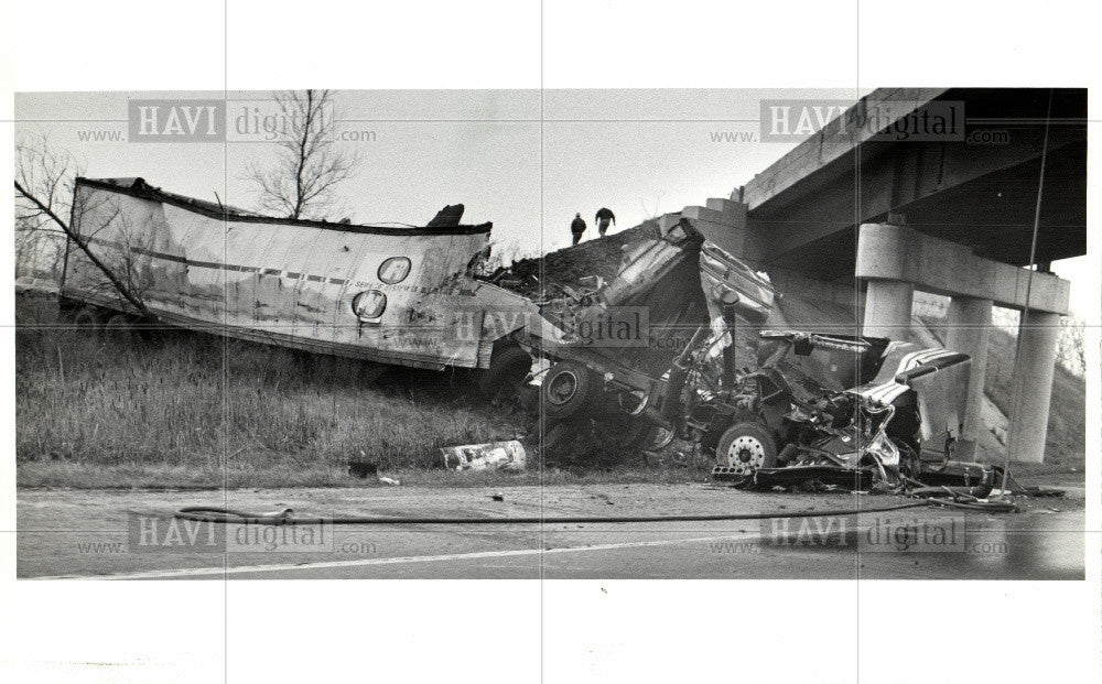 1985 Press Photo Truck - accidents truck overturns - Historic Images