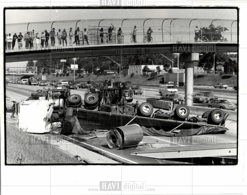 1985 Press Photo Truck Accident - Historic Images