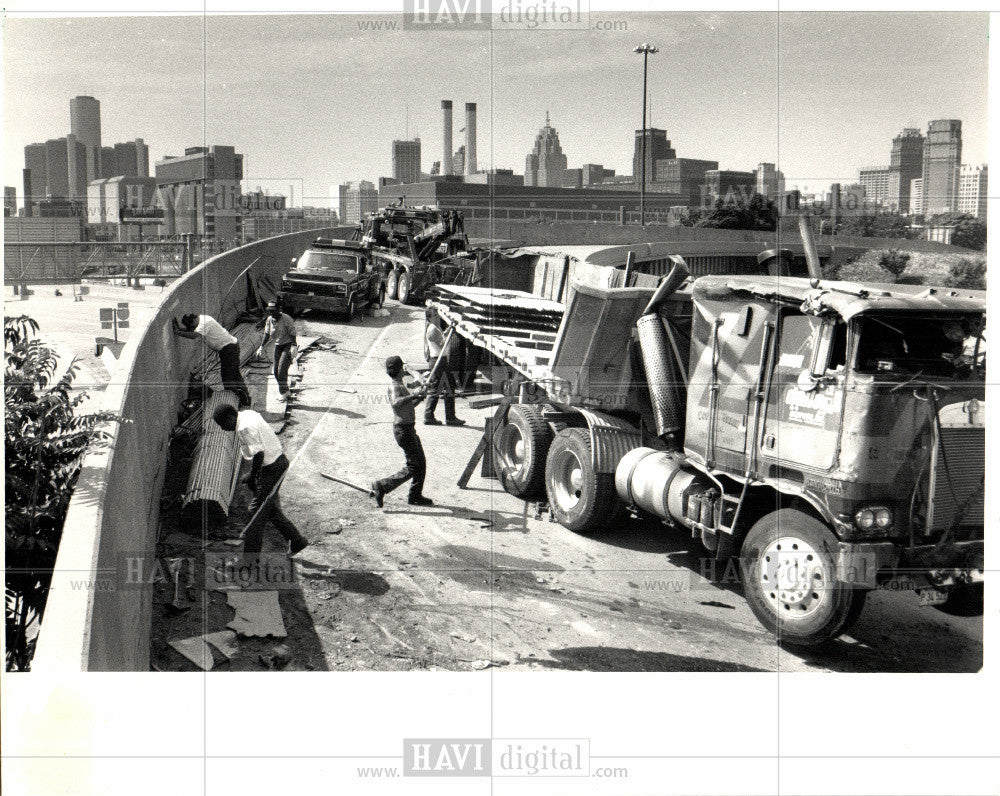 1987 Press Photo Truck Accident Ramp Fisher Freeway - Historic Images