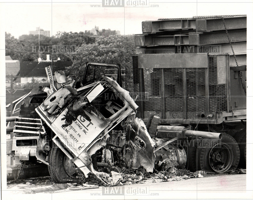 1983 Press Photo accident,truck,rouge river bridge,1983 - Historic Images