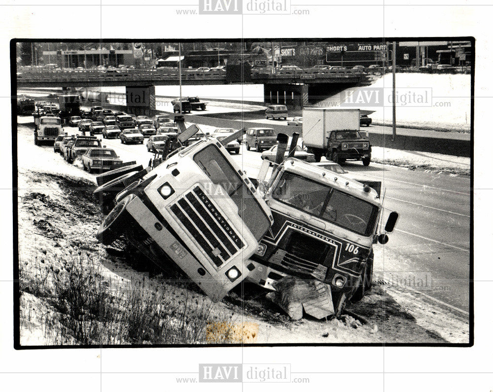 1987 Press Photo Truck accident - Historic Images