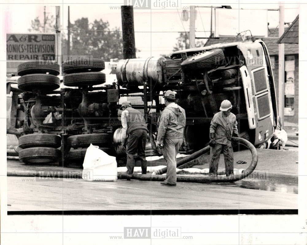 1983 Press Photo Ford Tanker Truck Car Crash Fraser - Historic Images