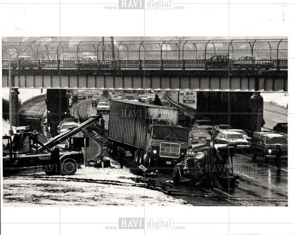 1983 Press Photo Truck Accident I-94 - Historic Images