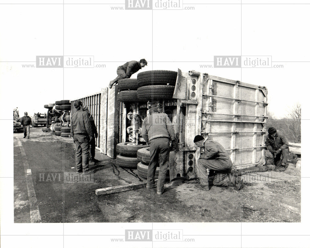 1987 Press Photo Truck accident - Historic Images