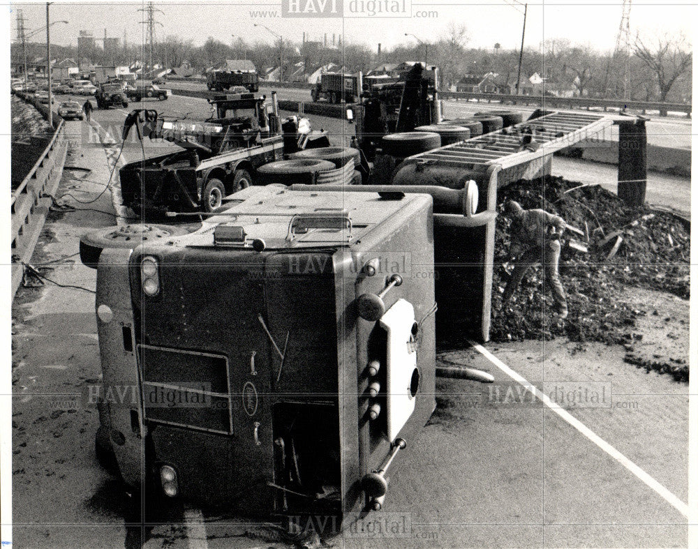 1989 Press Photo TRUCK SNARLS I-75 TRAFFIC J&amp;E debris - Historic Images