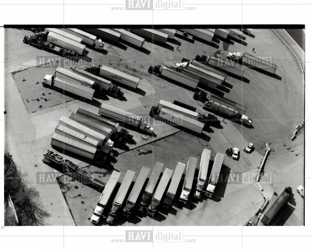 1991 Press Photo Canadian Truck Drivers block Bridges - Historic Images