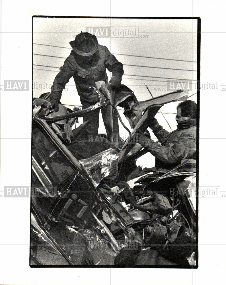 1988 Press Photo TRUCK ACCIDENT Fin. Detroit - Historic Images