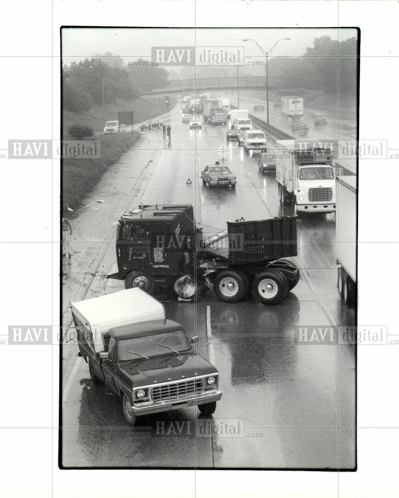 1985 Press Photo I-94 Lonyo Accident Truck Tractor Wet - Historic Images