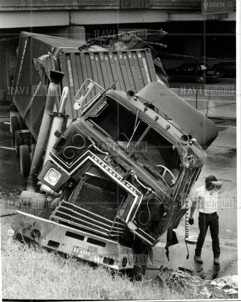 1989 Press Photo Boulevard Towing semi truck overturned - Historic Images