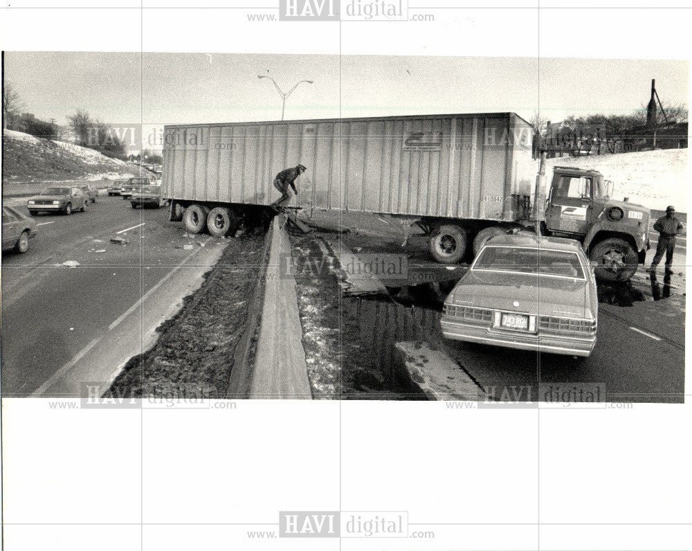 1987 Press Photo Truck accident - Historic Images