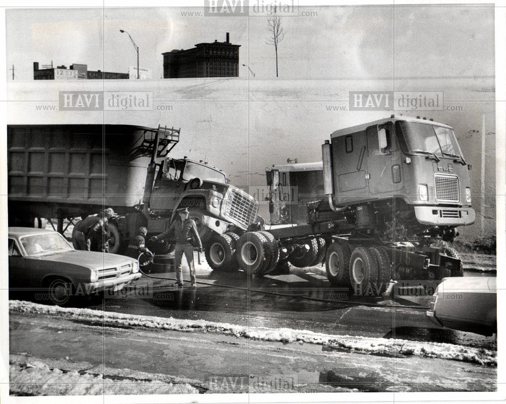 Press Photo Truck Accidents - Historic Images
