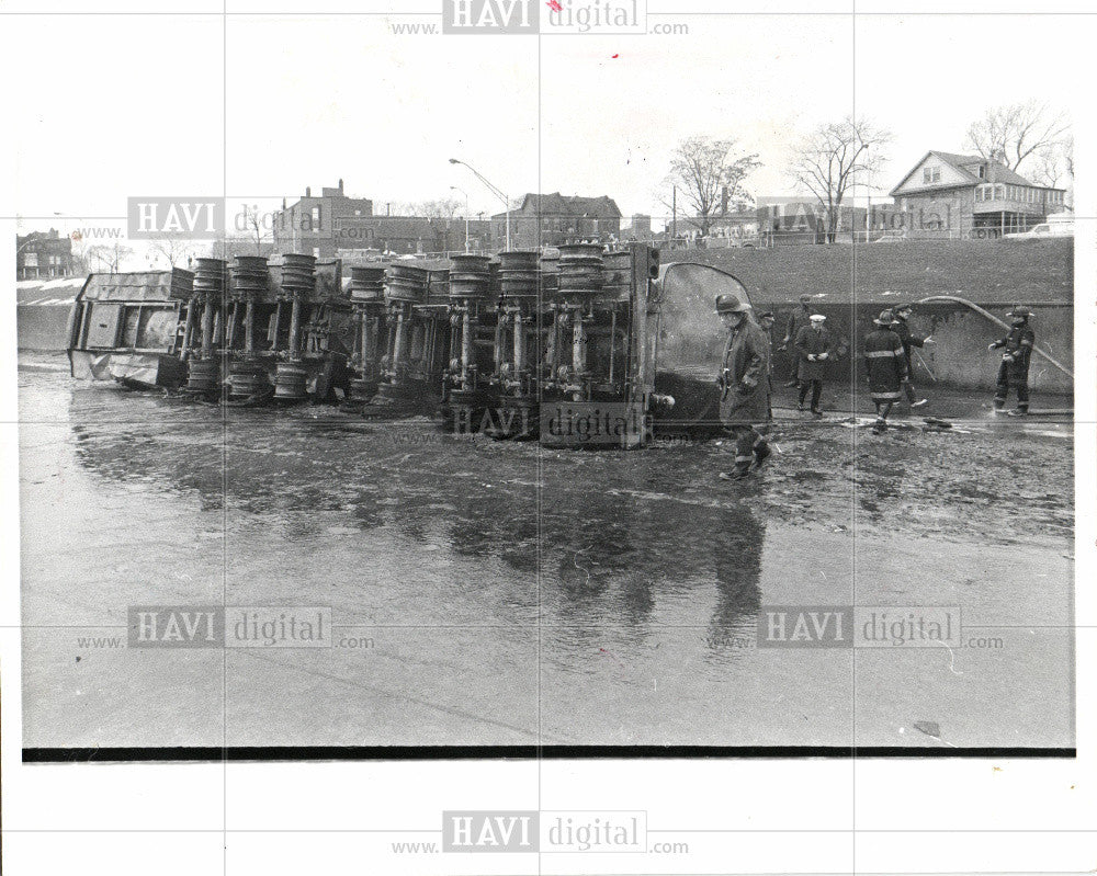 1977 Press Photo Truck Accidents - Historic Images