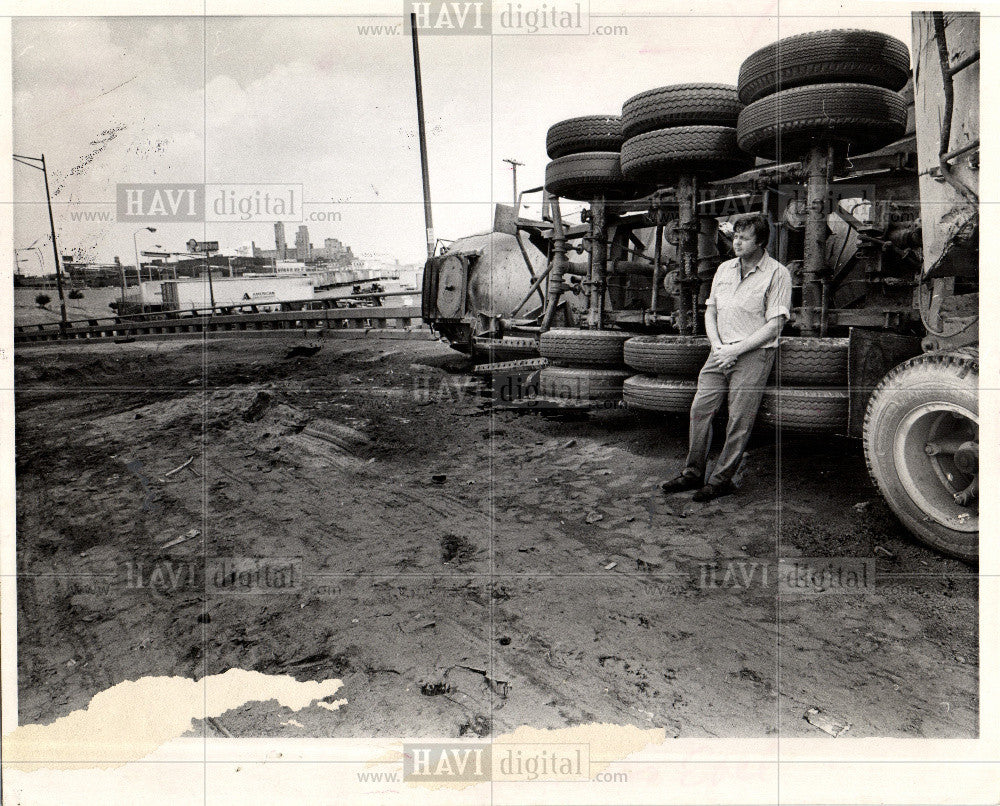 1974 Press Photo Dennis Ebel, Truck accident - Historic Images
