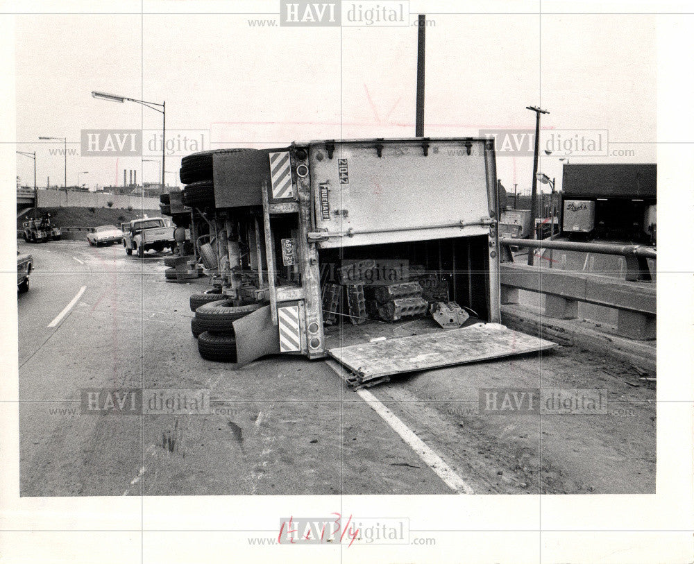 1972 Press Photo TRUCK ACCIDENT - Historic Images