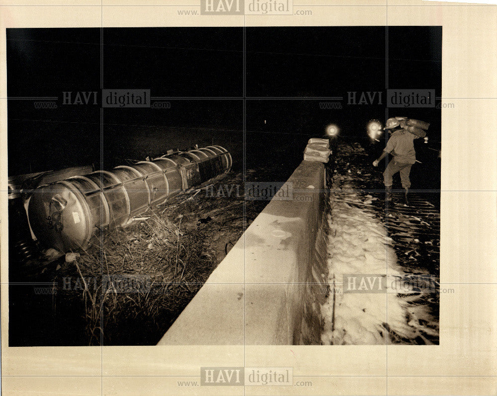 1988 Press Photo Naphtha spill, truck, toxic, I-94 - Historic Images