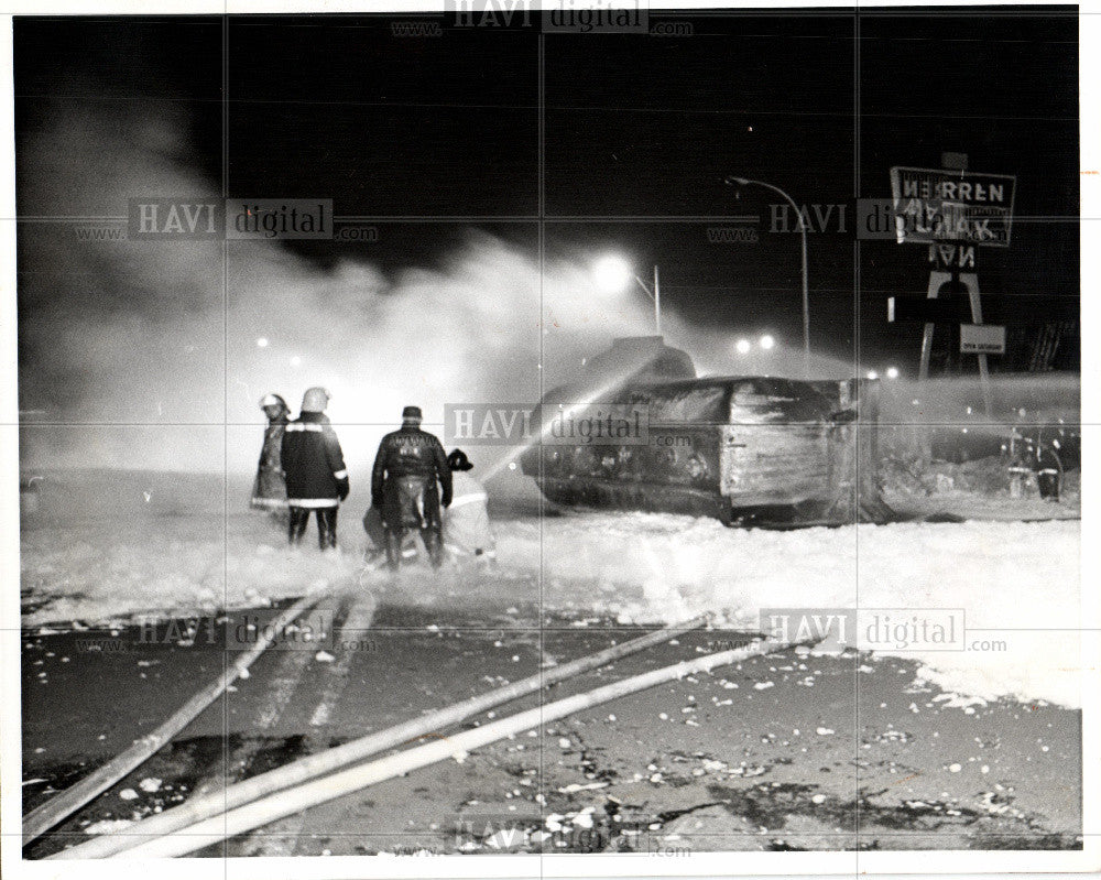 1977 Press Photo Firefighters Tanker Accident Warren - Historic Images