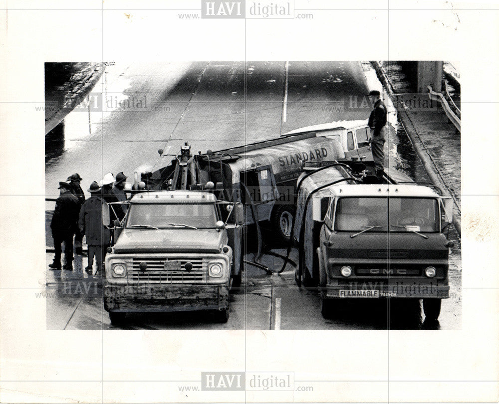 1970 Press Photo accident,truck,ford freeway,1983 - Historic Images