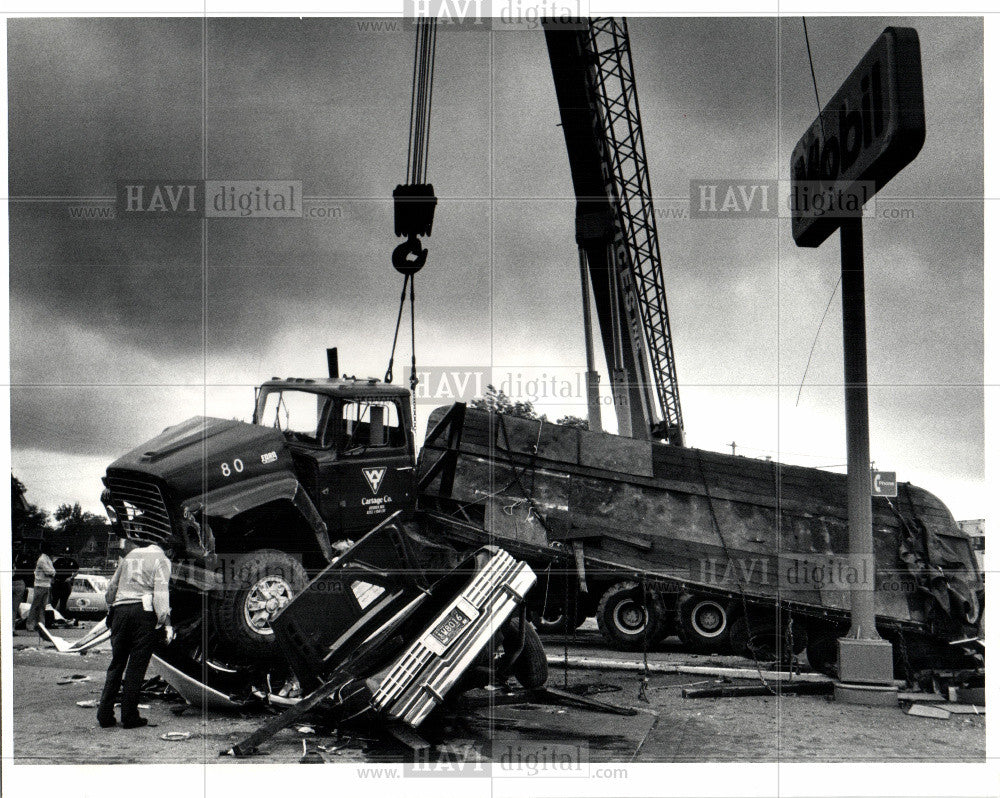 1981 Press Photo Truck crash - Historic Images