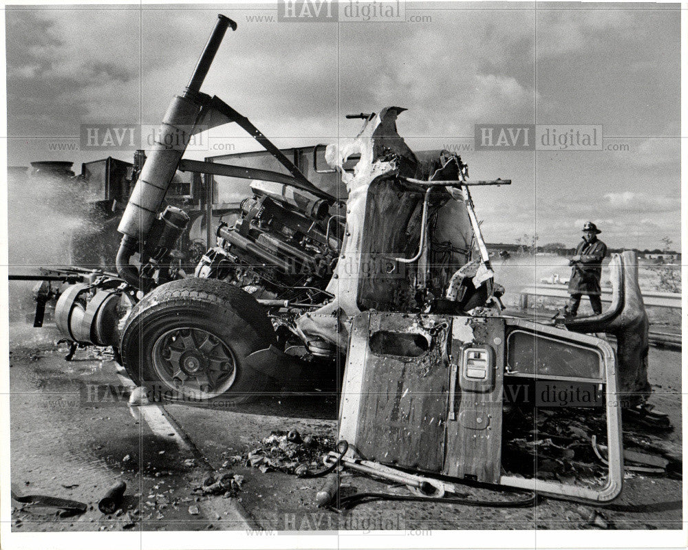 1977 Press Photo Truck Accident - Historic Images