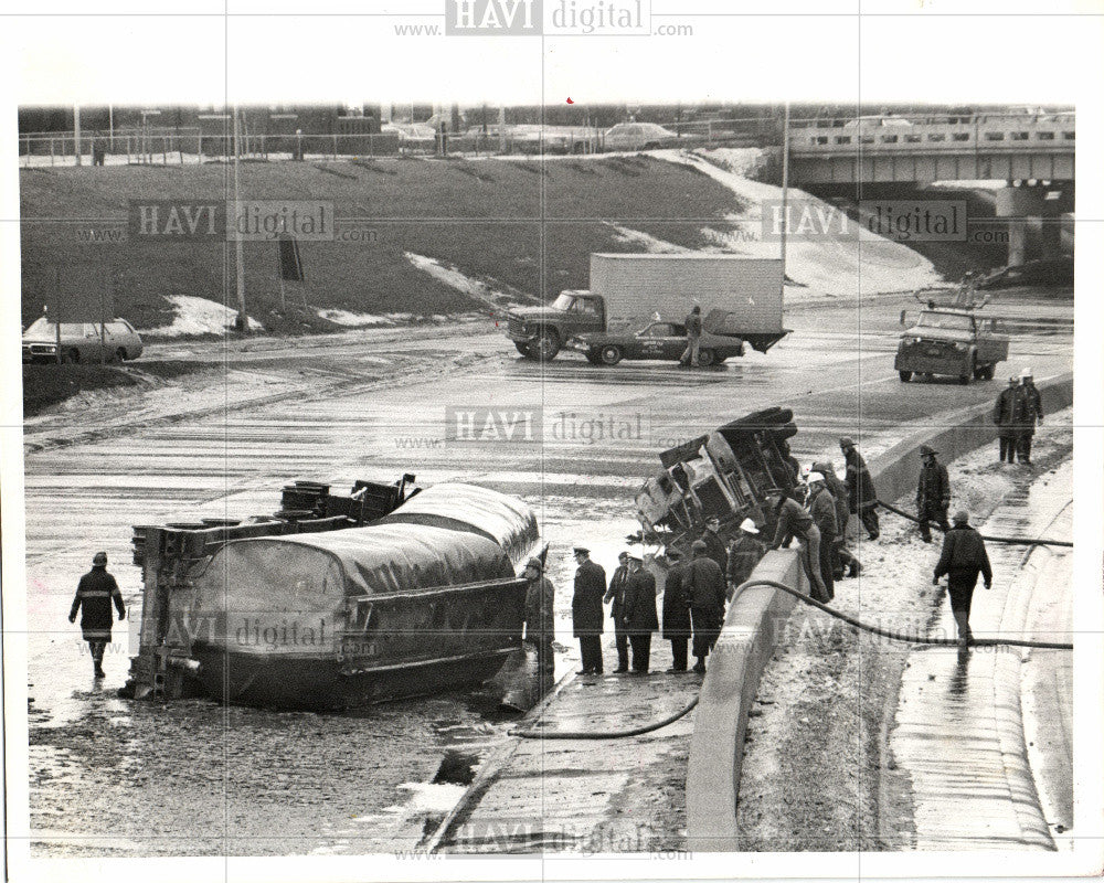 1977 Press Photo Truck - accident - Historic Images