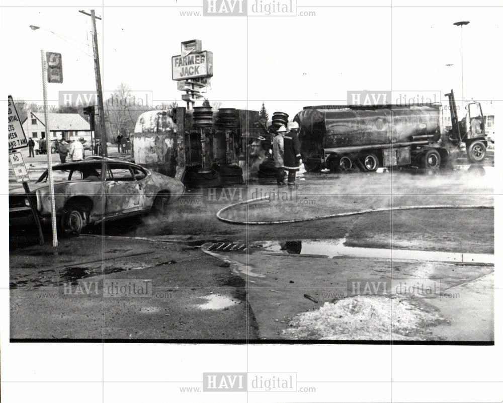 1977 Press Photo Firefighters Tanker Truck Fire Crash - Historic Images