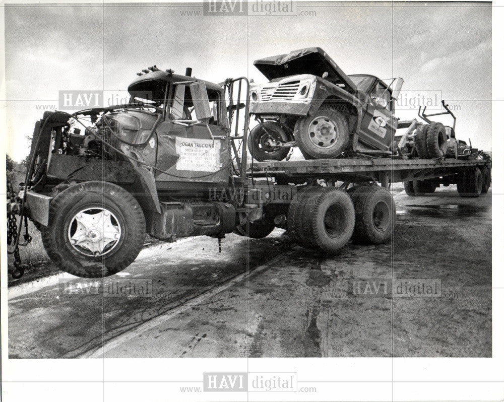 1978 Press Photo smashed repair truck towed away - Historic Images