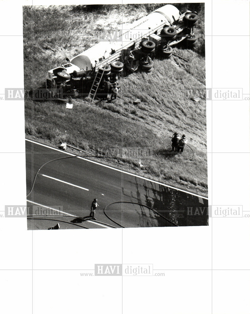 1988 Press Photo detroit mi i-75 fuel truck accident - Historic Images