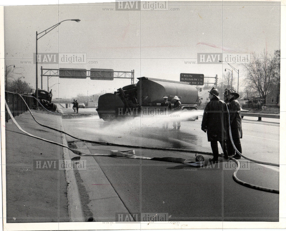 1966 Press Photo Truck Accident Gasoline Tanker Trailer - Historic Images