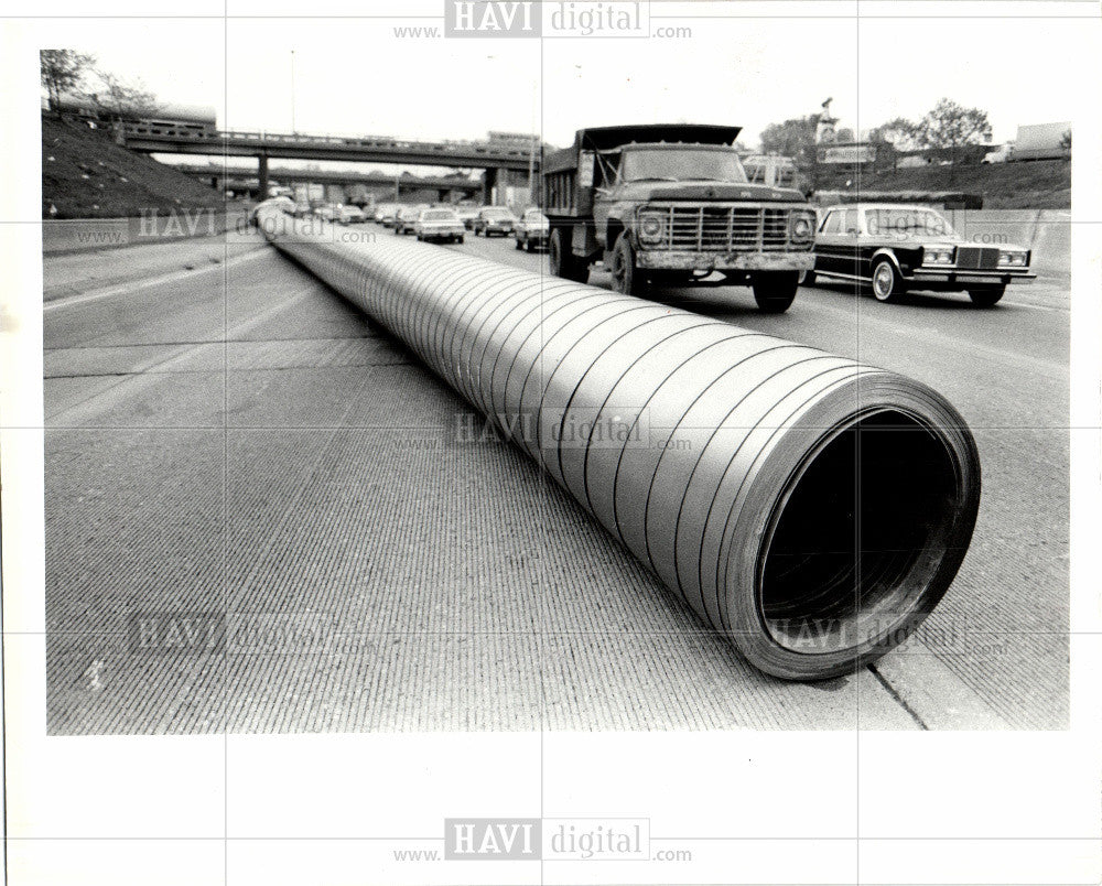 1985 Press Photo accident,travel,truck,road,blocked - Historic Images