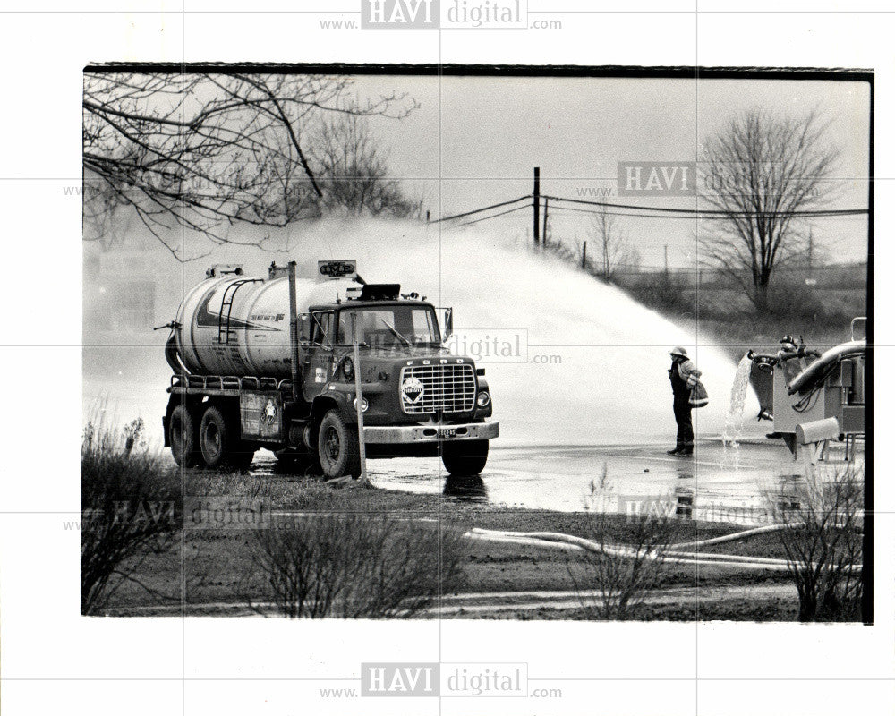 1982 Press Photo Tanker spills toxic fumes - Historic Images