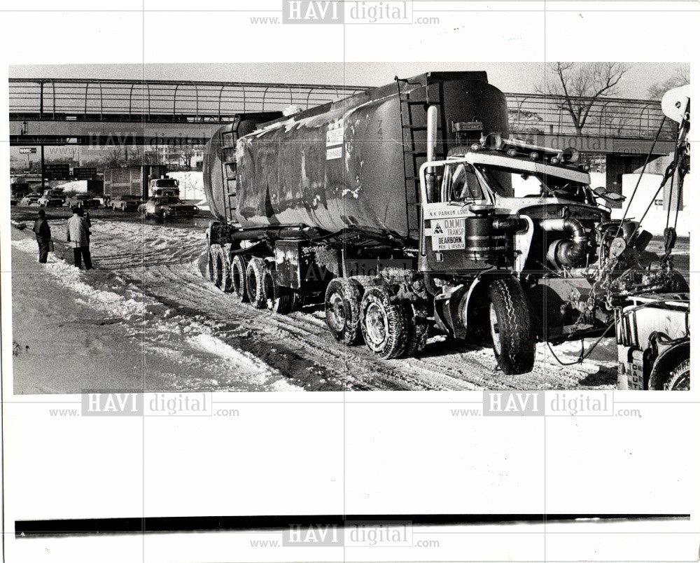 1977 Press Photo truck accidents traffic jam 1977 snow - Historic Images