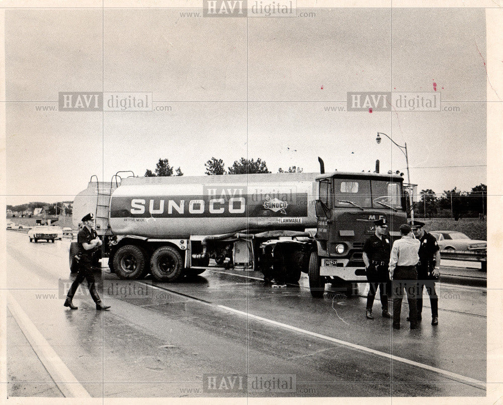 1972 Press Photo Truck accident - Historic Images