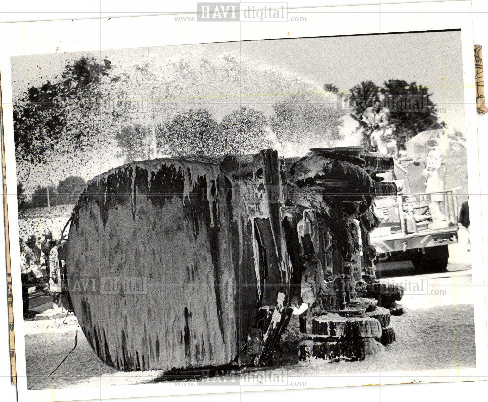 1975 Press Photo Truck accident - Historic Images