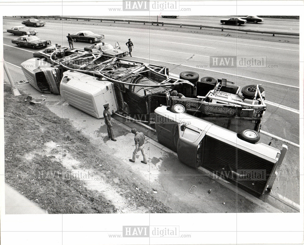 1977 Press Photo Cargo Spilled - Historic Images