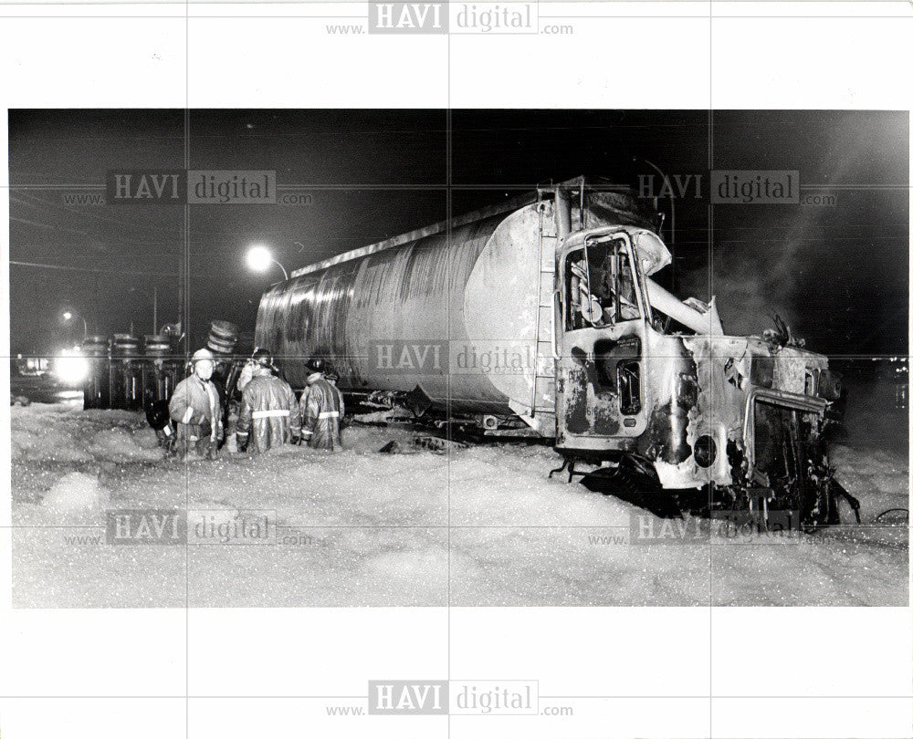 1977 Press Photo Firefighters Tanker Truck Fire Crash - Historic Images