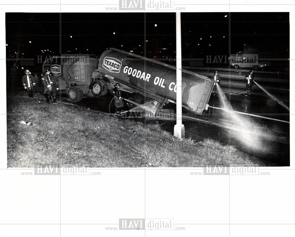 1973 Press Photo Gas Tank Detroit Goodar Oil Spill Ford - Historic Images