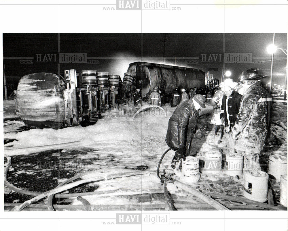 1977 Press Photo accident tanker truck firefighters - Historic Images