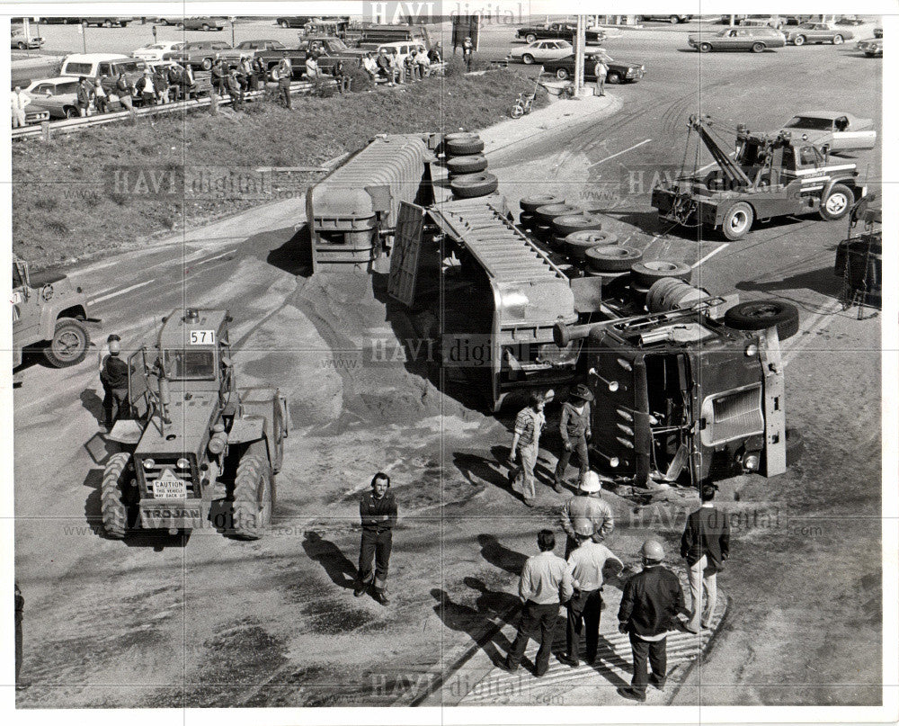 Press Photo Traffic Accident - Historic Images