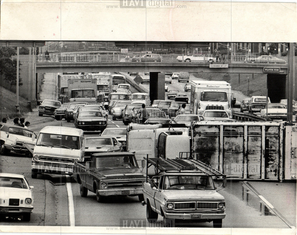 Press Photo drunk americans get in accident - Historic Images