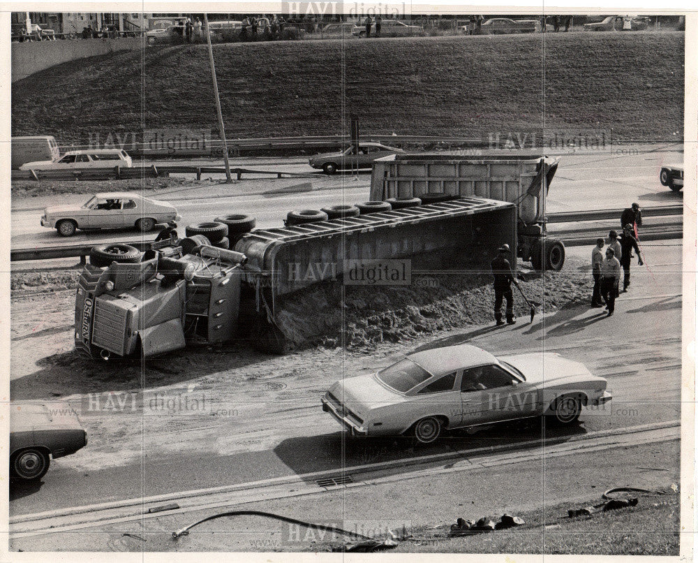 Press Photo Overturned truck - Historic Images