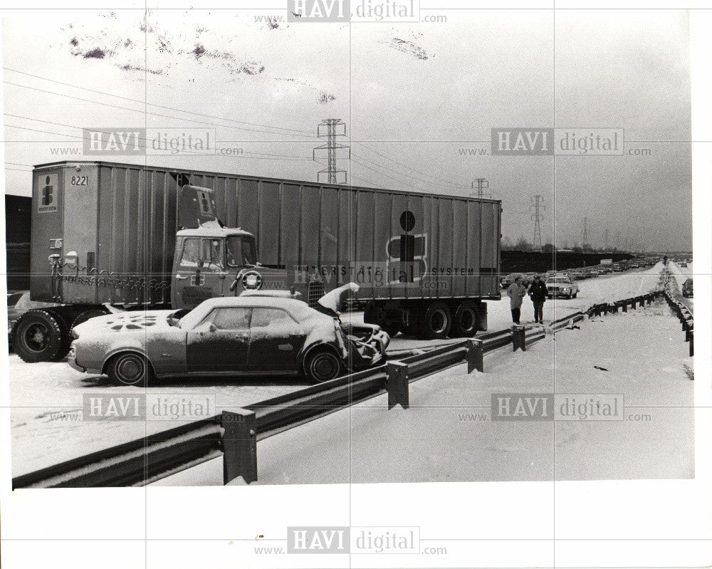 1976 Press Photo truck car accident snow I-75 Allen - Historic Images