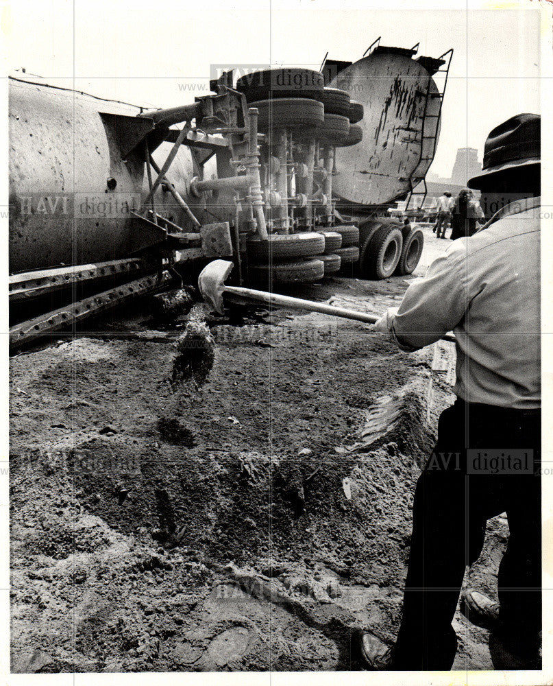 1977 Press Photo dam tar overturned trailer Fisher pass - Historic Images