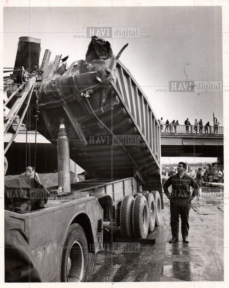 1966 Press Photo detroit overpass truck wreck accident - Historic Images