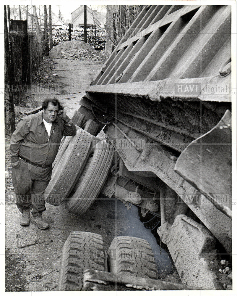 1979 Press Photo Joe DeAngelis truck accident sand - Historic Images